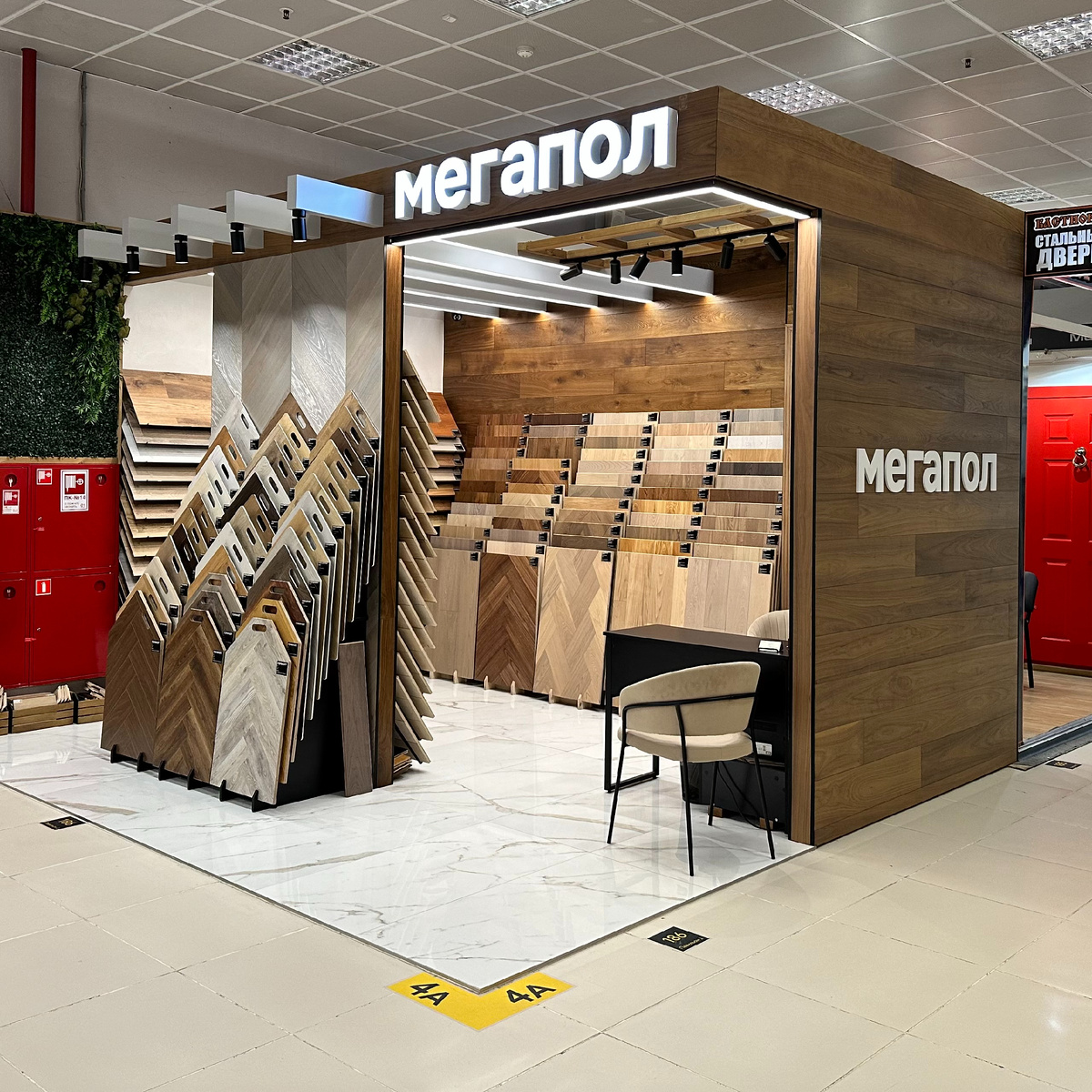 Магазин Мегапол в ЦДиИ Экспострой на Нахимовском