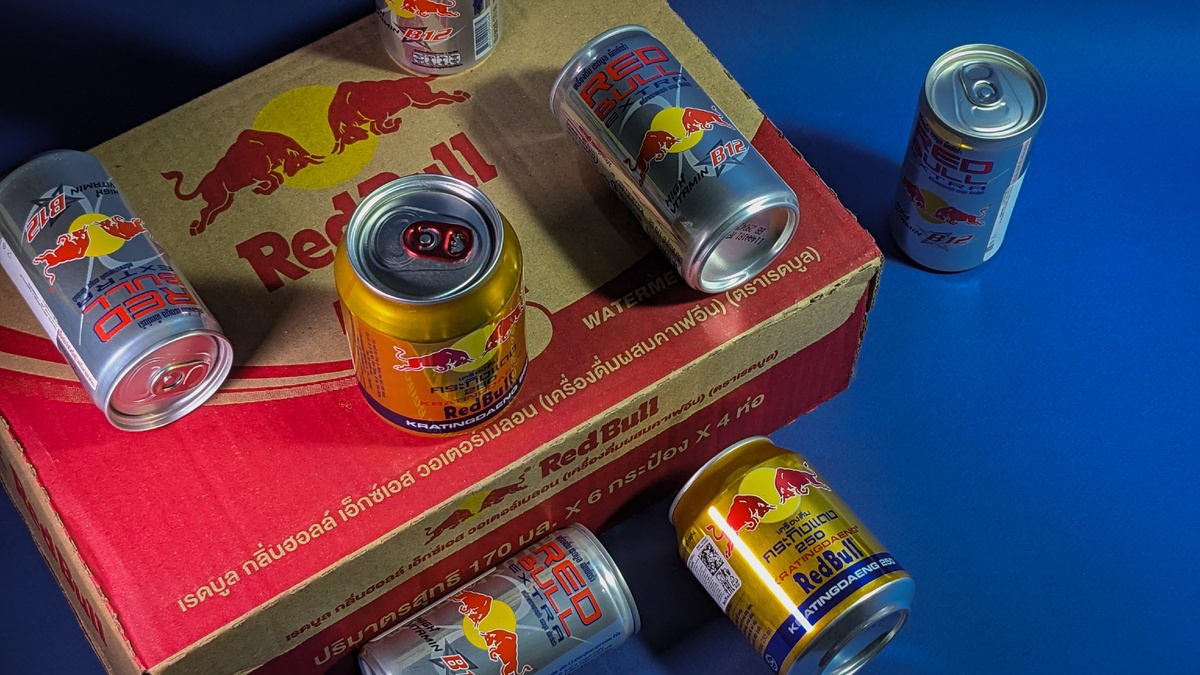 Два RedBull, оба из Тайланда, но на одном странная красная надпись "KRATINGDAENG".