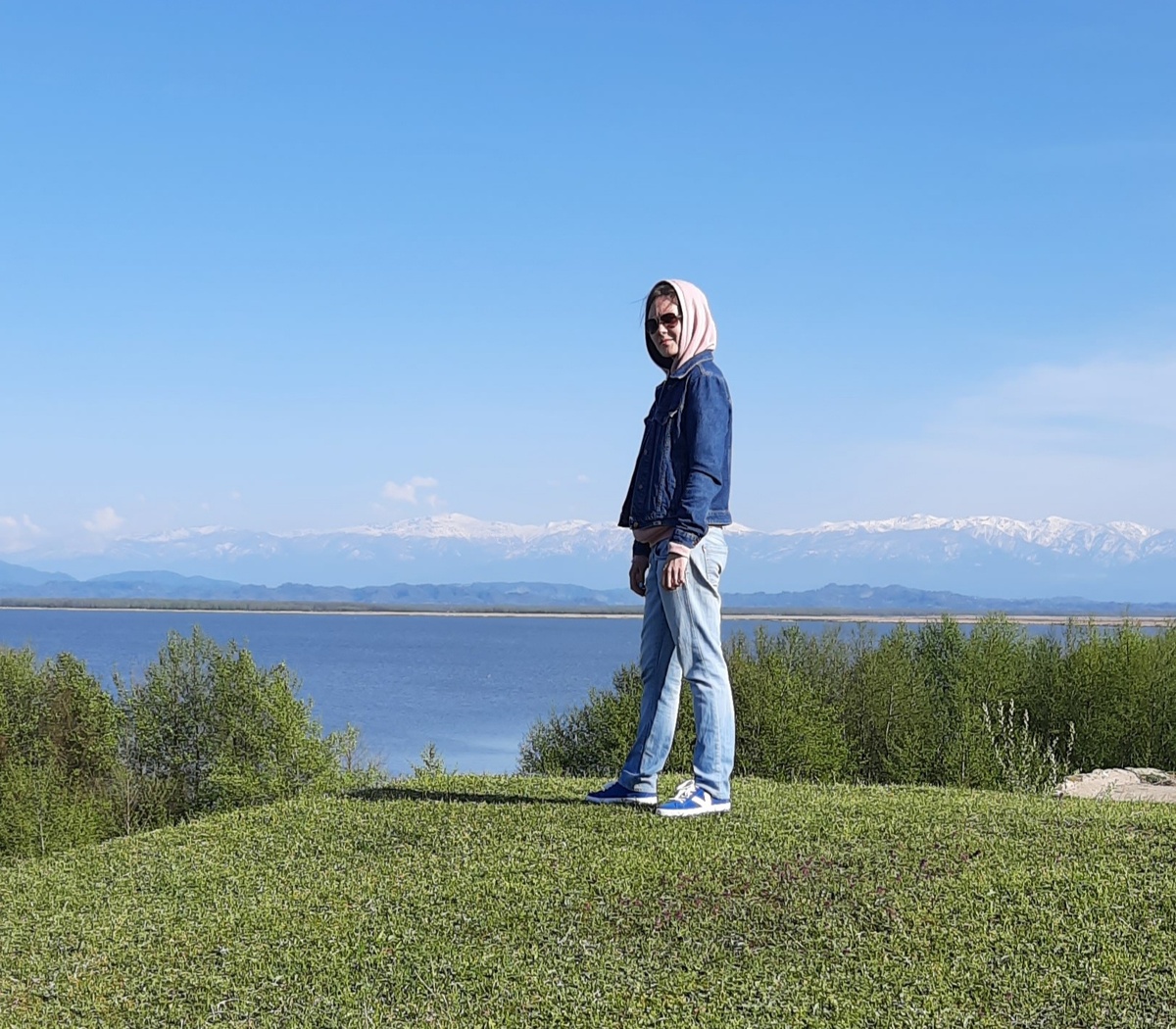 На берегу озера. Грузия