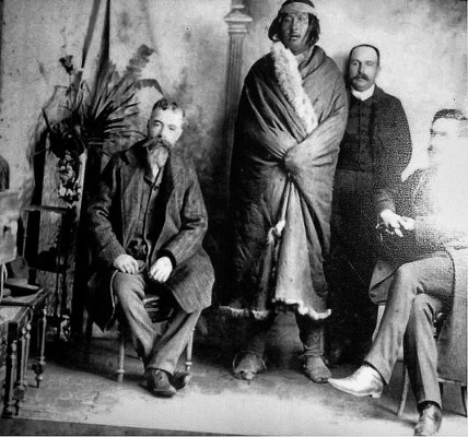 Конкистадоры с гигантом племени теуэльче. Вскоре его отправят в другой мир