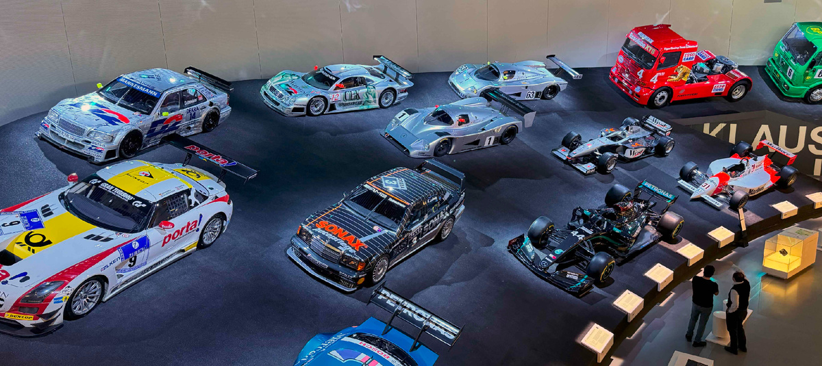 Рис. 0. Гоночные автомобили в музее. 