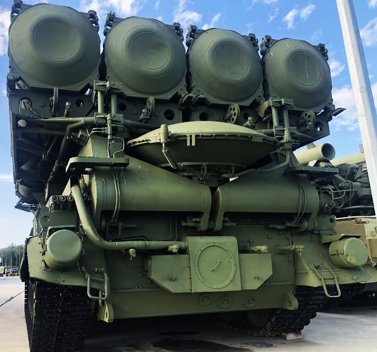 Видна антенна станции подсвета цели, уложенная в походное положение.