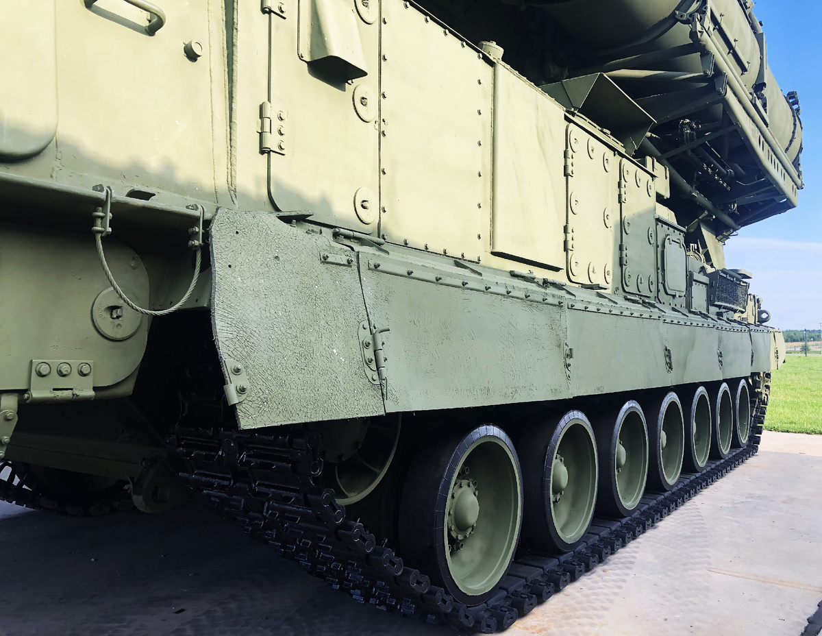 ПУ размещается на гусеничном шасси "Объект 830", созданное с использованием узлов и агрегатов основного танка Т-80.