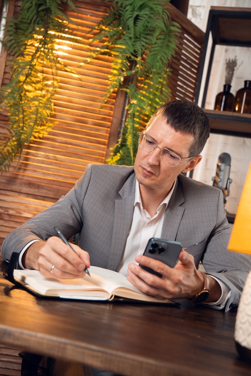 Меня зовут Бондаренко Леонид. Я занимаюсь подбором недвижимости для жизни и инвестиций в Краснодаре - новостройки, загородная недвижимость и вторичка. Основной бюджет от 5 до 18 млн. Также я преподаю в ИЦ Аквариум новостройки Краснодара и коттеджные поселки Юга. По вопросам сотрудничества - 8 960 888 222 5