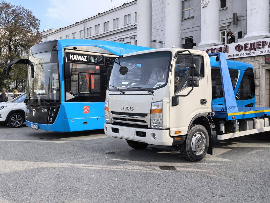    Выставка электротранспорта перед зданием Уральского федерального университета
