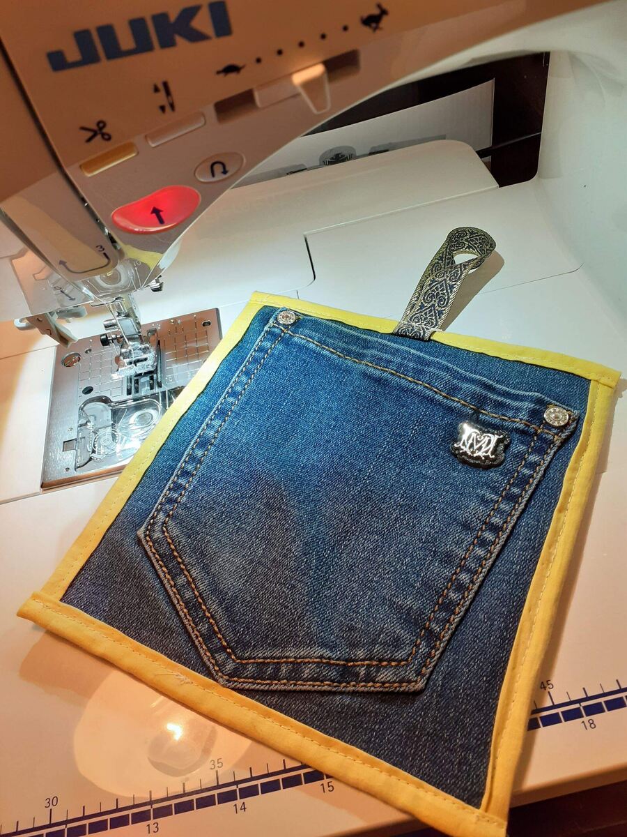 Прихватку с карманами удобно использовать как варежку. Руку засунул и не обожжешься.