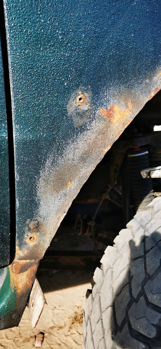 Участок переднего крыла под расширителем. Не смотря на не опрятный вид, металл не сильно поврежден.