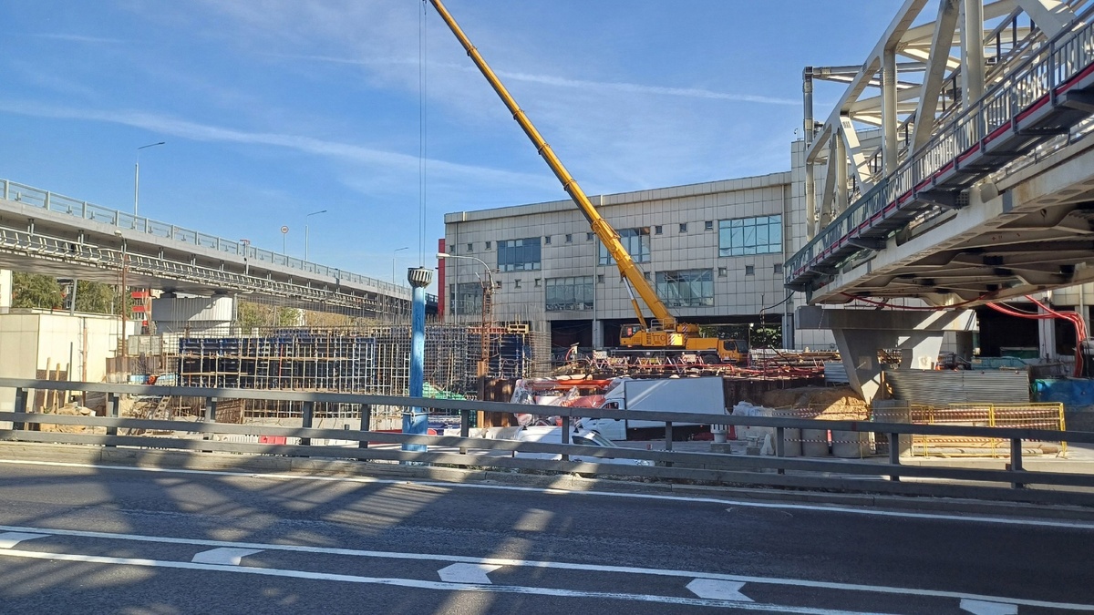 📷 1.1: Место строительства примыкания надземной галереи пересадки к станции Таганско-Краснопресненской линии над её верхним перекрытием. Начались работы по конструкциям наземной части здания эскалаторного наклона с/на надземный переход.