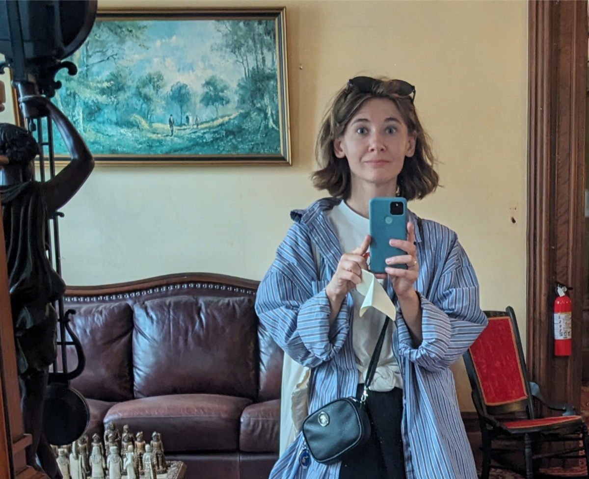 Так выгляжу я, автор этого канала,  - Даша с края света. У меня очень простой принцип в одежде. Я люблю длинные или миди платья, а сверху рубашки или кардиганы. Удобно в поездках, почти всегда выглядит уместно. Но здесь что приличные платья, что рубашки бывает нелегко найти.