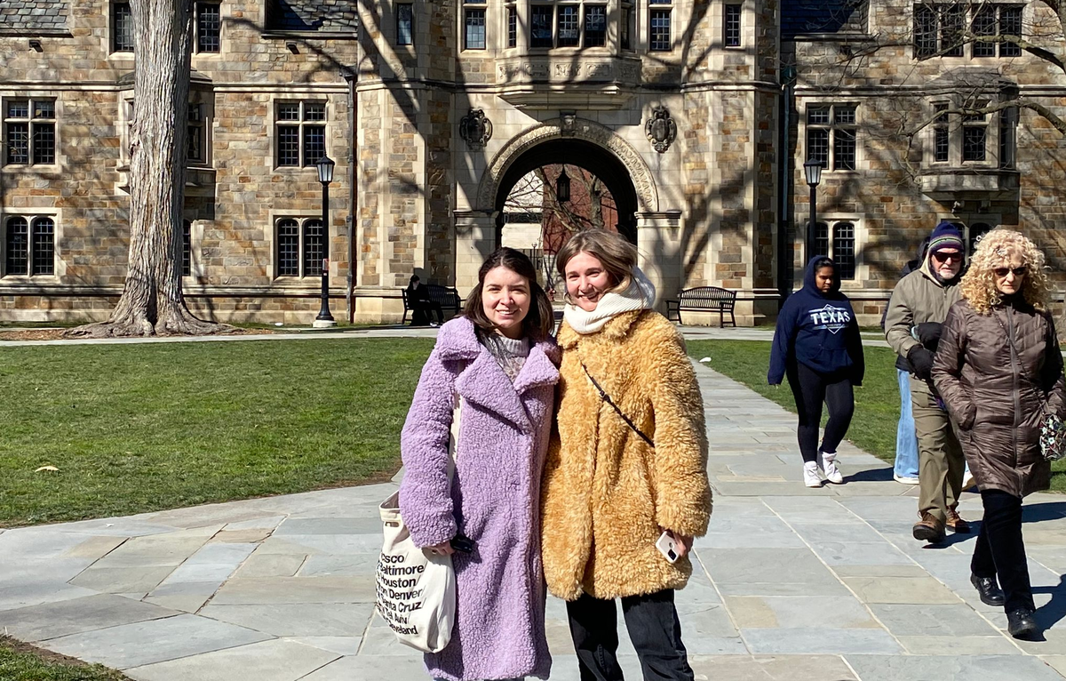 Я на фото со своей подругой-американкой на фоне местного университета в Энн Арборе. Мы встретились в самый разгар моей ностальгии по родине, когда я внезапно купила шубу после поездки на Брайтон Бич. И она из солидарности организовала нам прогулку в наших шубах по местам Бродского. А сзади как раз типичный спортивный стиль американцев: леггинсы, кроссовки, толстовки с надписями. 