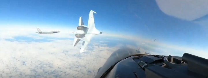 Су-35 подрезает F-35 на перехвате у Аляски