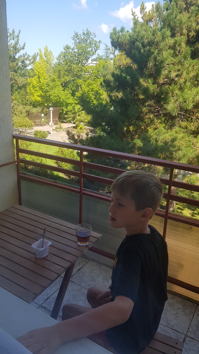 В этом году облюбовал балкон😊 Отель Азимут Небуг. Июль 2024.