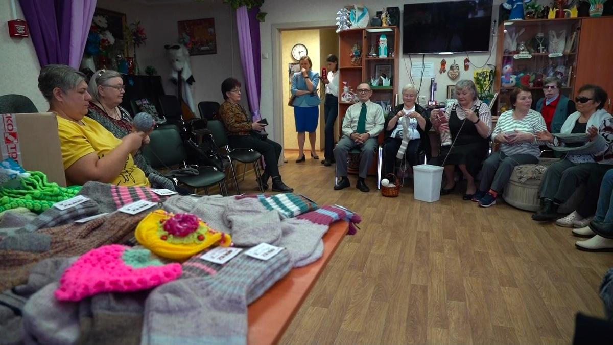    Участники сургутского общества слепых вяжут носки для бойцов СВО