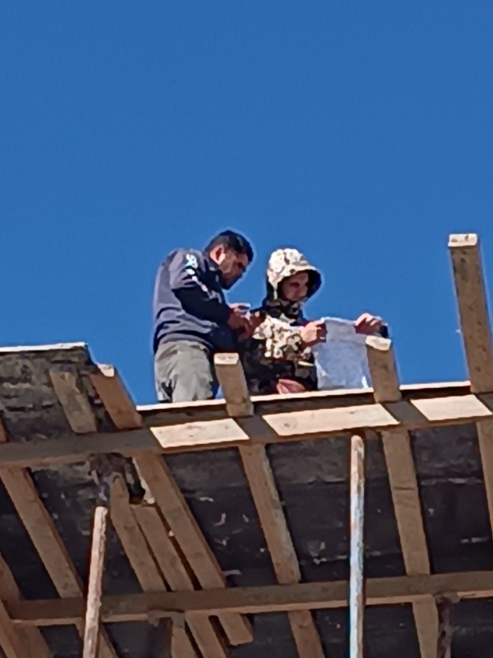 Опытные мастера работают с чертежами. 