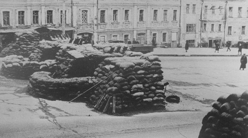 Баррикада на Смоленской улице в Москве. Осень 1941 г.