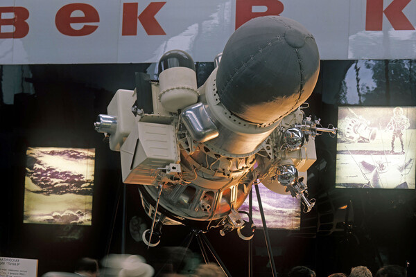 Макет автоматической межпланетной станции «Луна-9» в павильоне «Космос» на ВДНХ, 1969 год / Иван Денисенко/РИА Новости