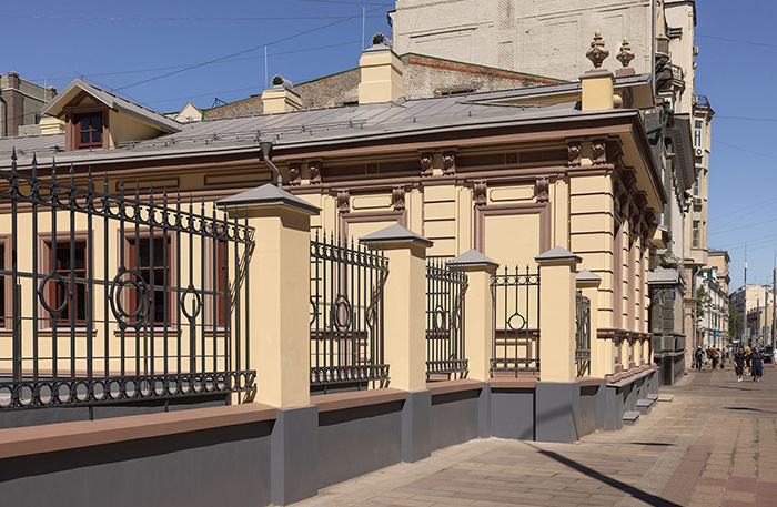     Кованная ограда в городской усадьбе А.А. Петрово-Соловово — М.А. Шиллер.    
 Фото: Пресс-служба Департамента культурного наследия города Москвы