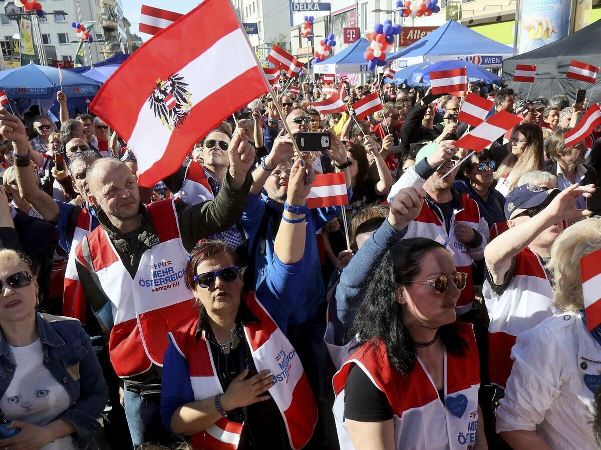    Сторонники Австрийской партии свободы во время мероприятия предвыборной кампании в Вене, Австрия© AP Photo / Ronald Zak