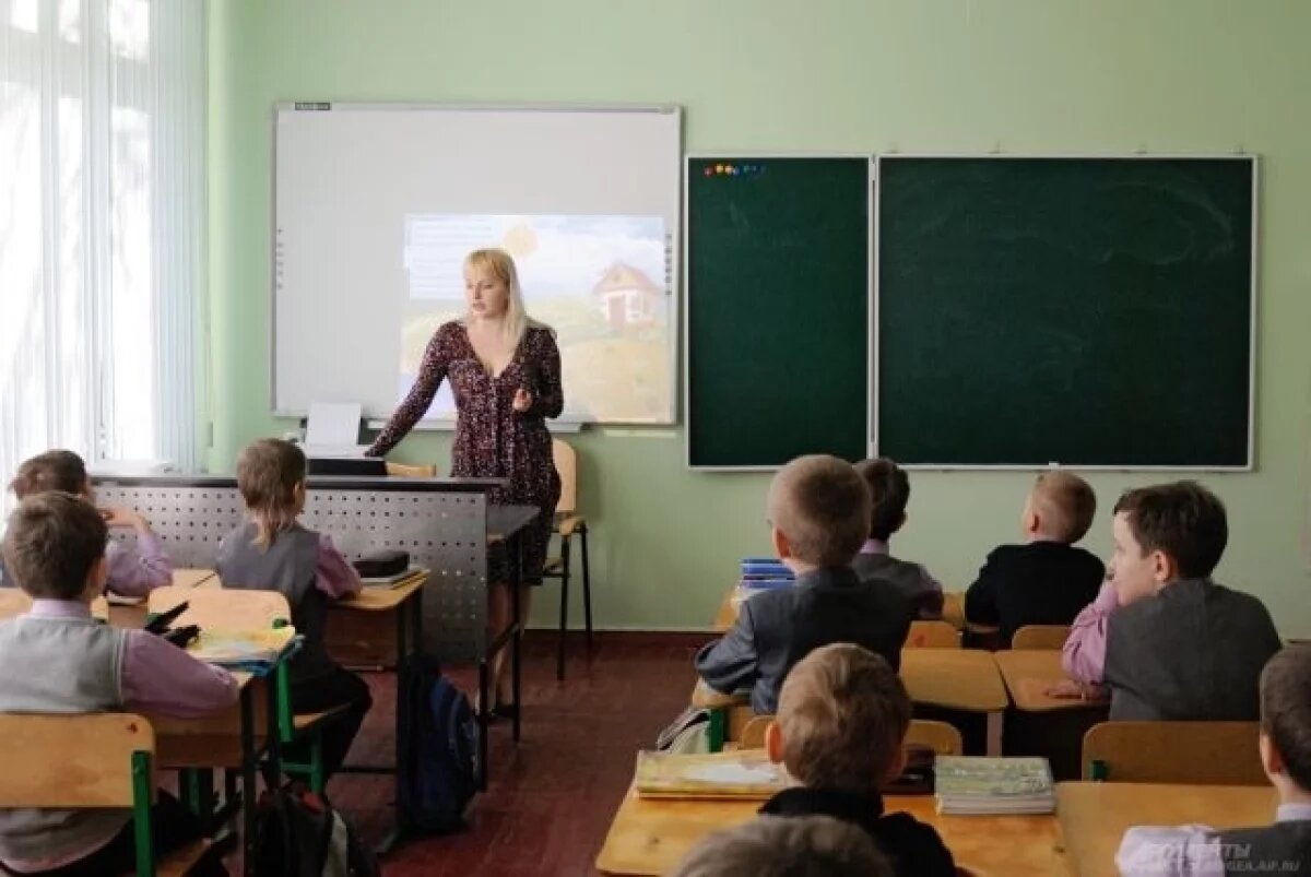    В День учителя 48 педагогов Ямала получат дипломы, медали и выплаты