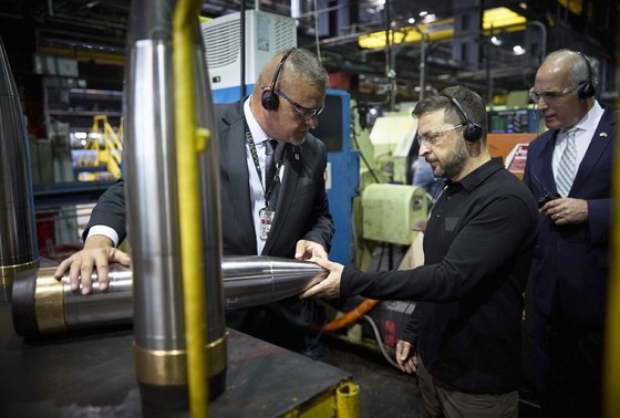     Владимир Зеленский посещает оружейный завод в США