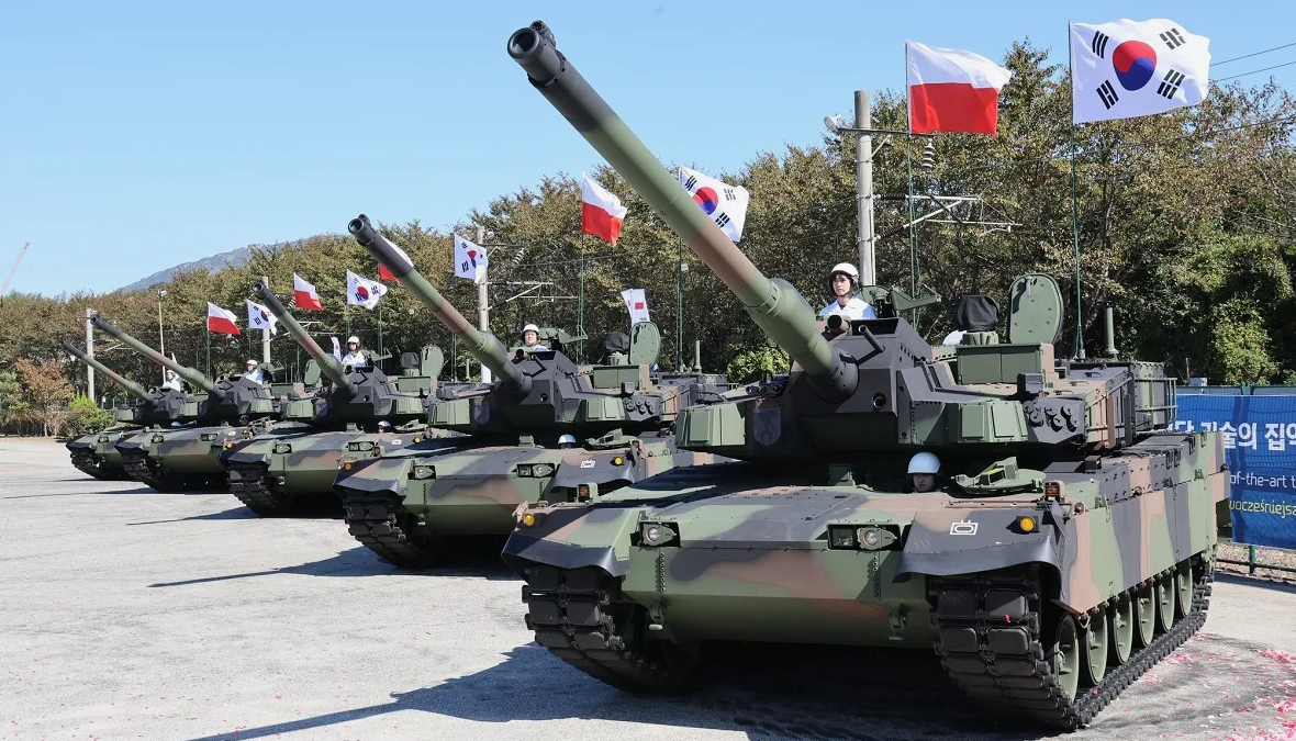 В июне 2022 года поляки подписали с Южной Кореей контракт на покупку более 1000 единиц ОБТ К2. Его сначала назвали танковым контрактом века, но сейчас он схлопнулся до уровня достаточно заурядного танкового приобретения. И это, кажется, не конец.