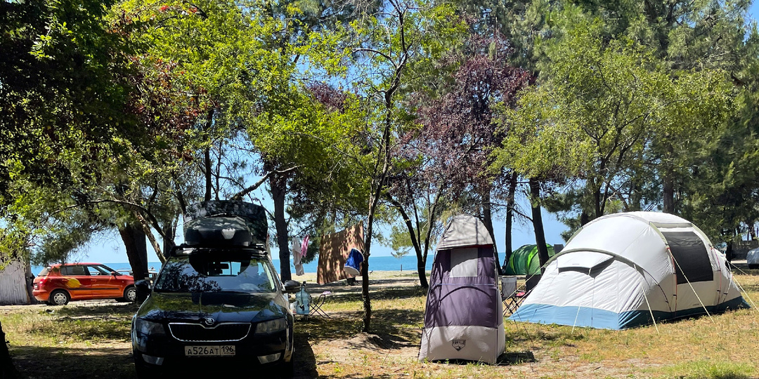 Кемпинг в Абхазии всего за 500 рублей в сутки недалеко от границы с Россией. Впервые узнали про это место, рассказываю где находится