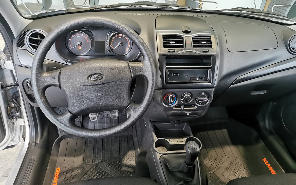 Autonews.ru📷Интерьер Lada Granta довольно архаичен, но не обделен эргономикой