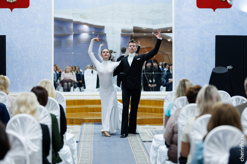    По 35 тысяч рублей получили учителя начальных классов, иностранных языков, физкультуры, педагоги-логопеды, школьные психологи