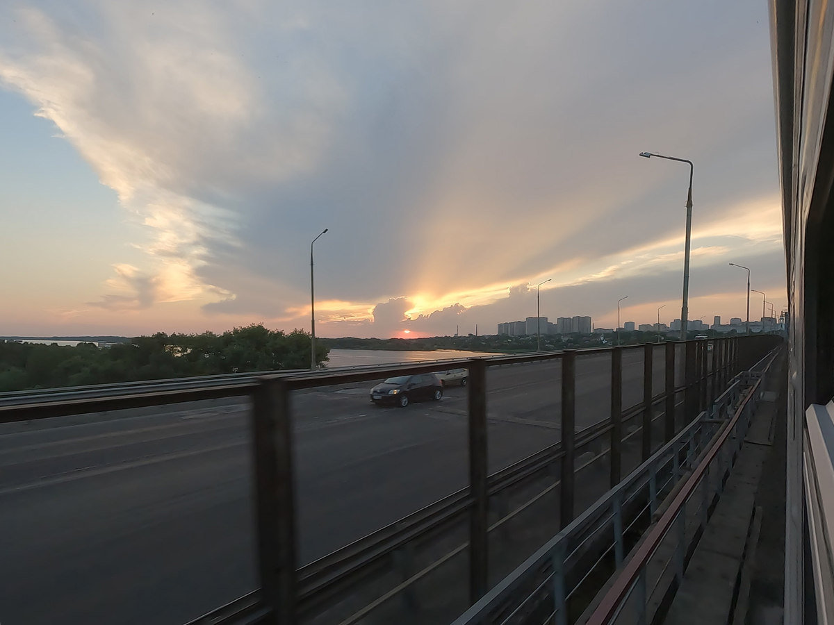 Вид на заходящее Ростов-на-Дону, Дон и заходящее солнце из окна поезда №242 Анапа - Киров