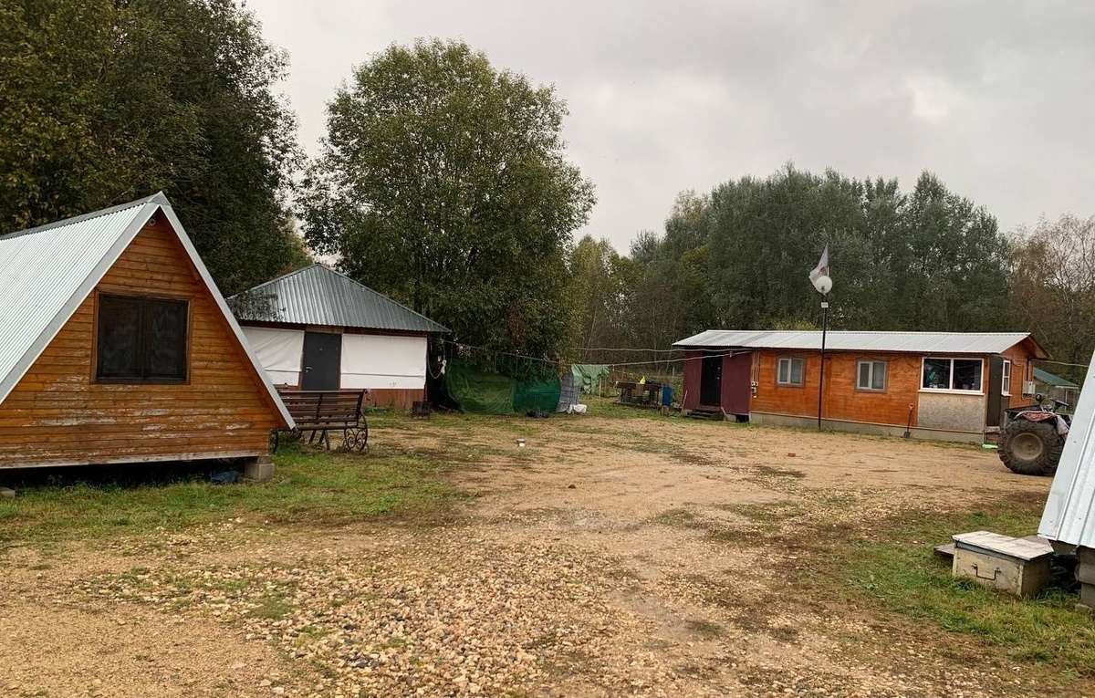 На берегах водохранилища множество рыболовных баз отдыха. На одной такой базе, у нашего хорошего друга, мы и остановились.