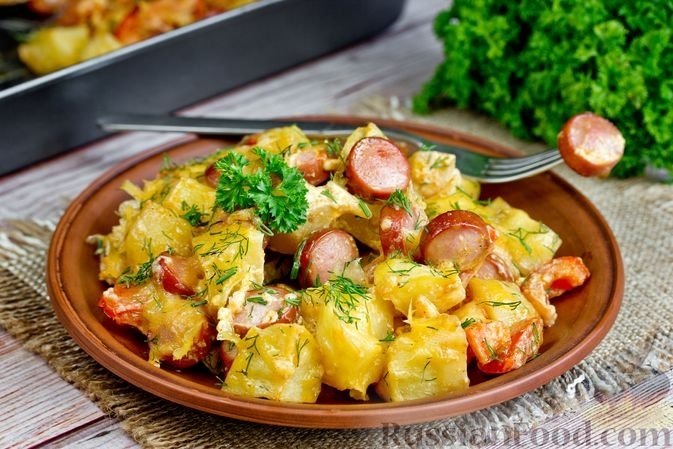 Простой и вкусный ужин. Картофель запечённый с сосисками, помидором и сыром