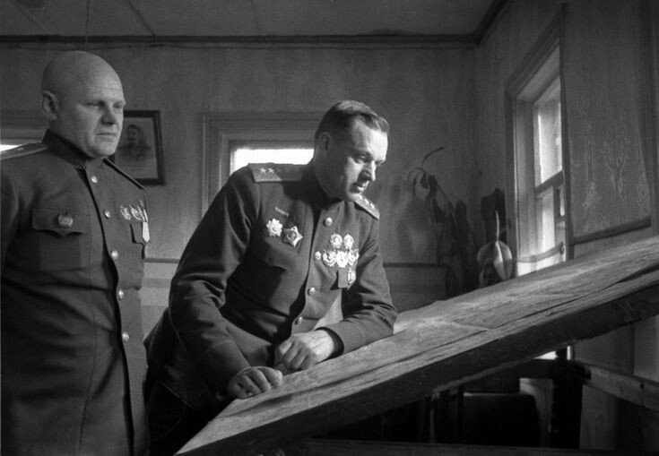 Генералы Константин Телегин (слева) и Константин Рокосовский (справа)