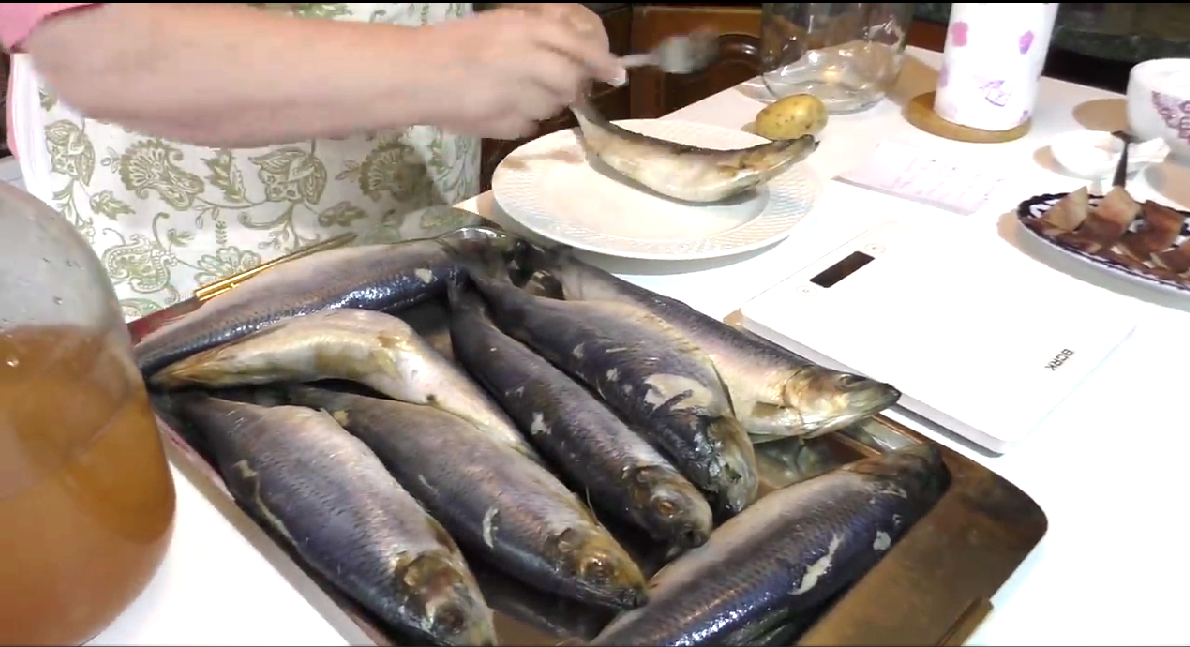 Селедка готовится к посолу