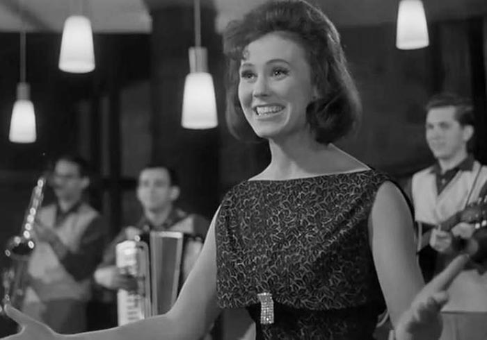 Лариса Мондрус в фильме "Дайте жалобную книгу"