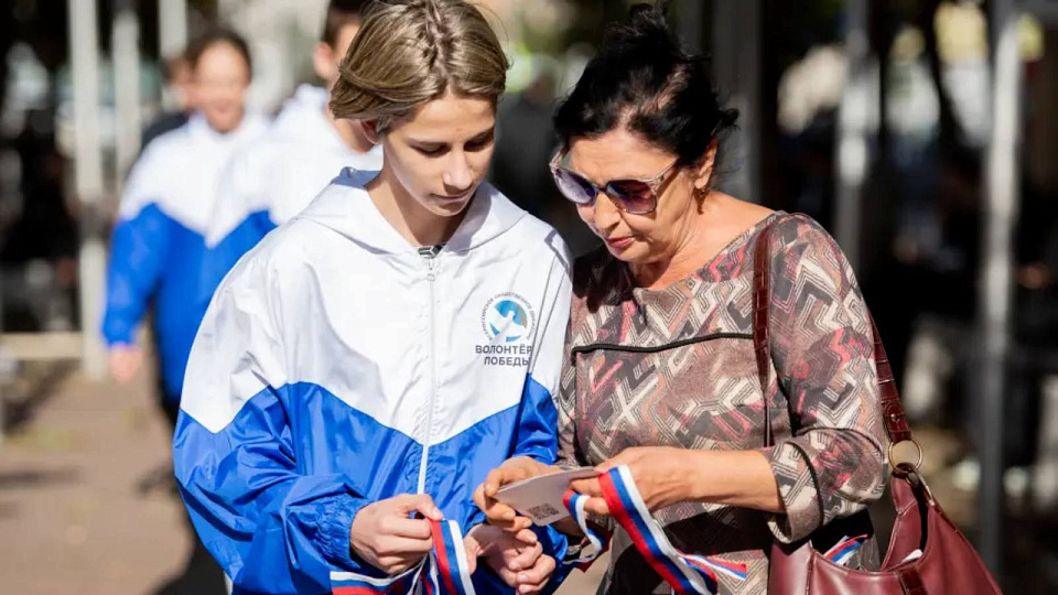 ВОРОНЕЖЦАМ ВРУЧИЛИ ЛЕНТОЧКИ-ТРИКОЛОРЫ В ЧЕСТЬ ДНЯ ВОССОЕДИНЕНИЯ НОВЫХ РЕГИОНОВ С РФ