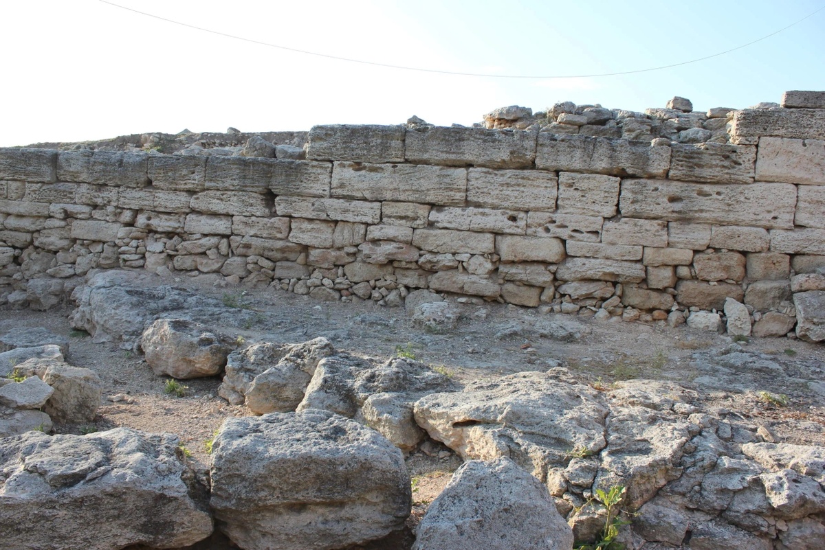 Толстая линия стен из каменных блоков. 