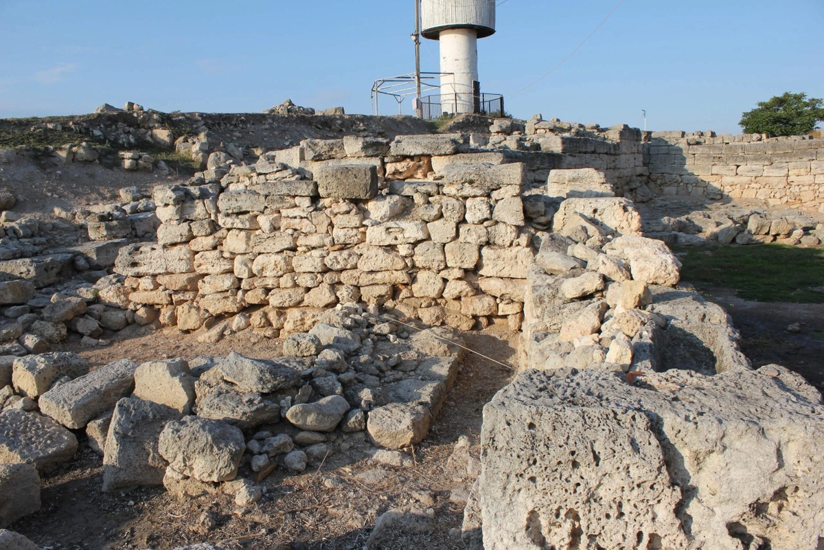 Древние стены "Колос Лимена".