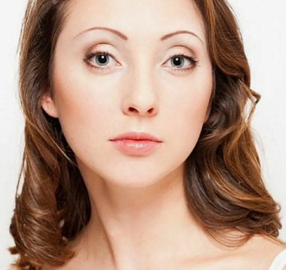 А вы знаете, что форма и вид бровей определяют ваш внешний вид. Как выглядят самые модные брови