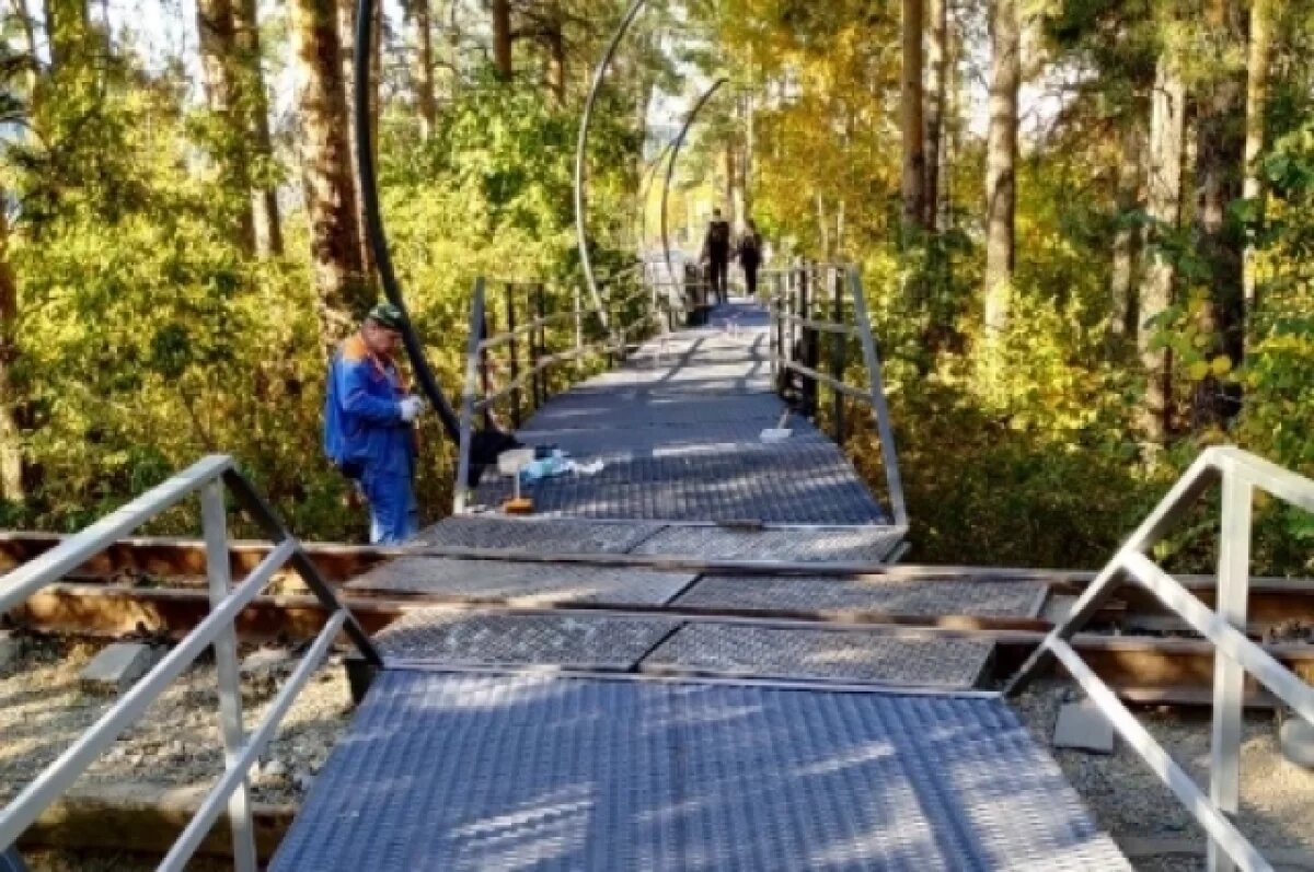    В Челябинске заканчивают строить пешеходный мостик у ТРК «Родник»