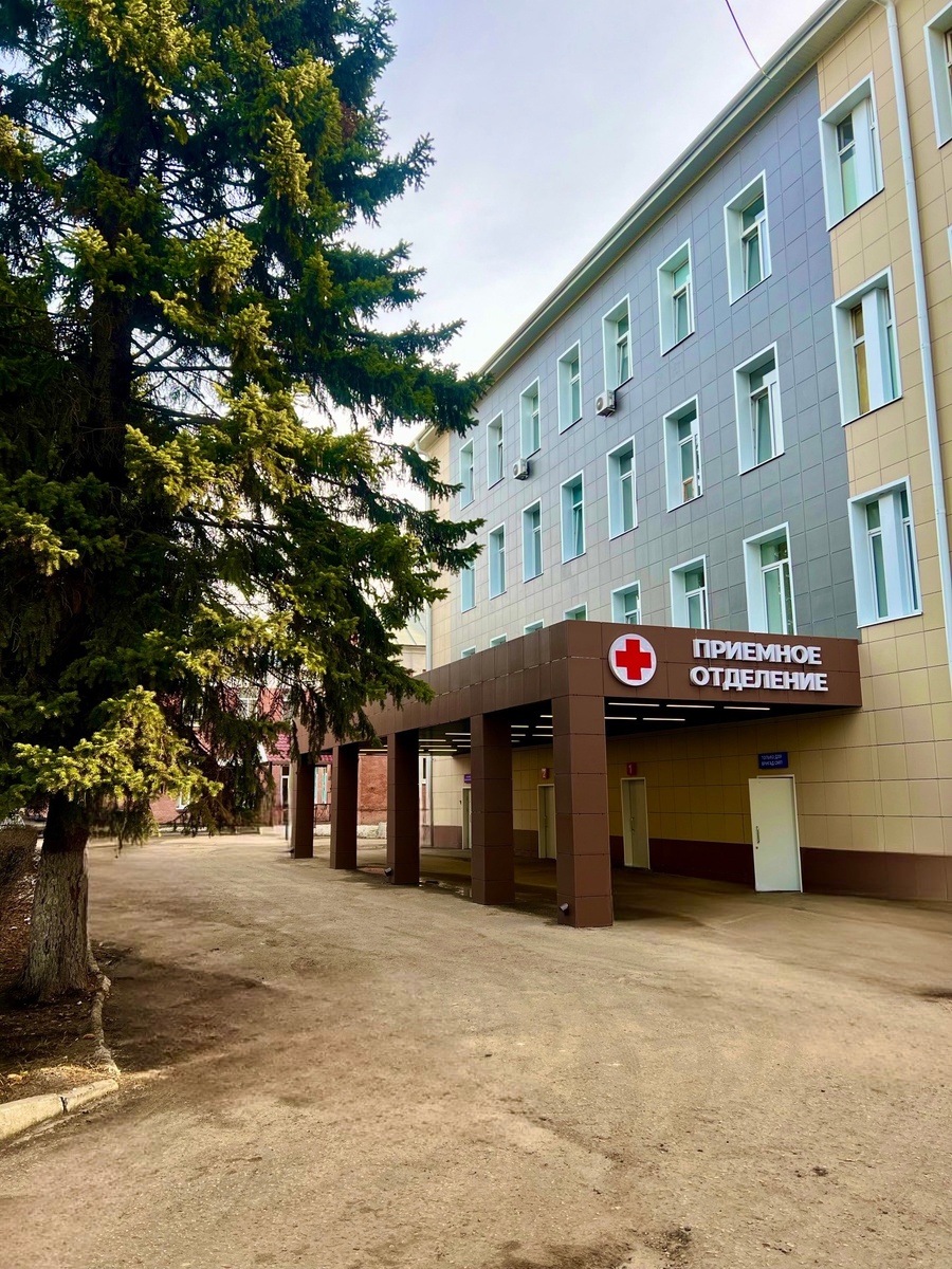 крыльцо приемного отделения (источник тот же)