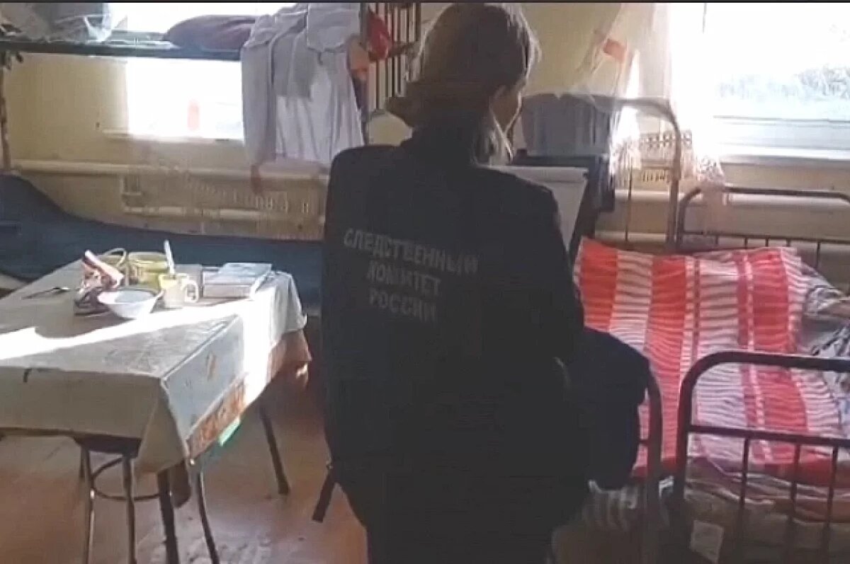    Барак и туалет на улице.