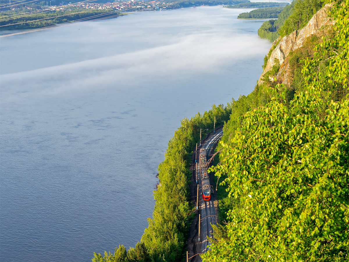     Местами железная дорога Красноярск – Дивногорск чем-то напоминает знаменитую Кругобайкальскую ЖД в миниатюре: с одной стороны – горы, с другой – вода