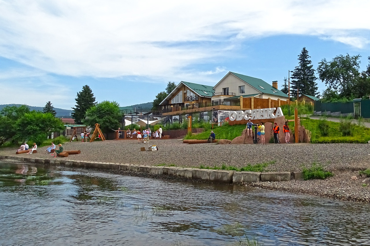     В Овсянку на электричке приезжают не только прикоснуться к культуре и «духовности», но и просто погулять по берегу доступного здесь Енисея