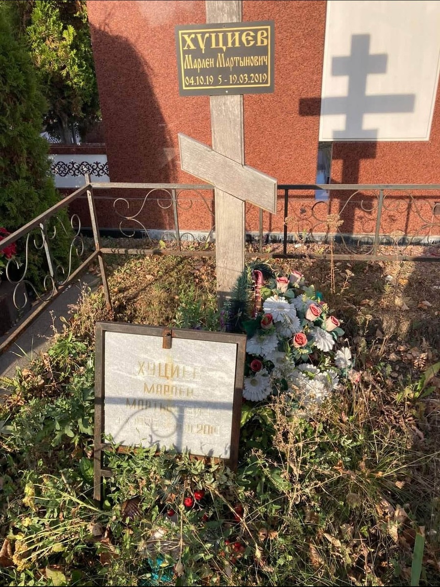    Известный киновед Вячеслав Шмыров обратил внимание на заброшенное состояние могилы режиссера Марлена Хуциева. СОЦСЕТИ