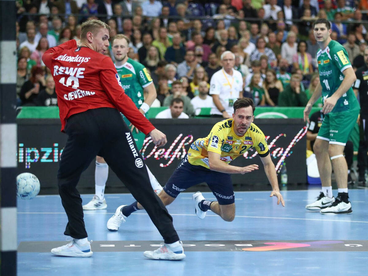    Гандболисты "Лейпцига" (в зелёной форме) впервые в сезоне огорчили "рейнских львов"