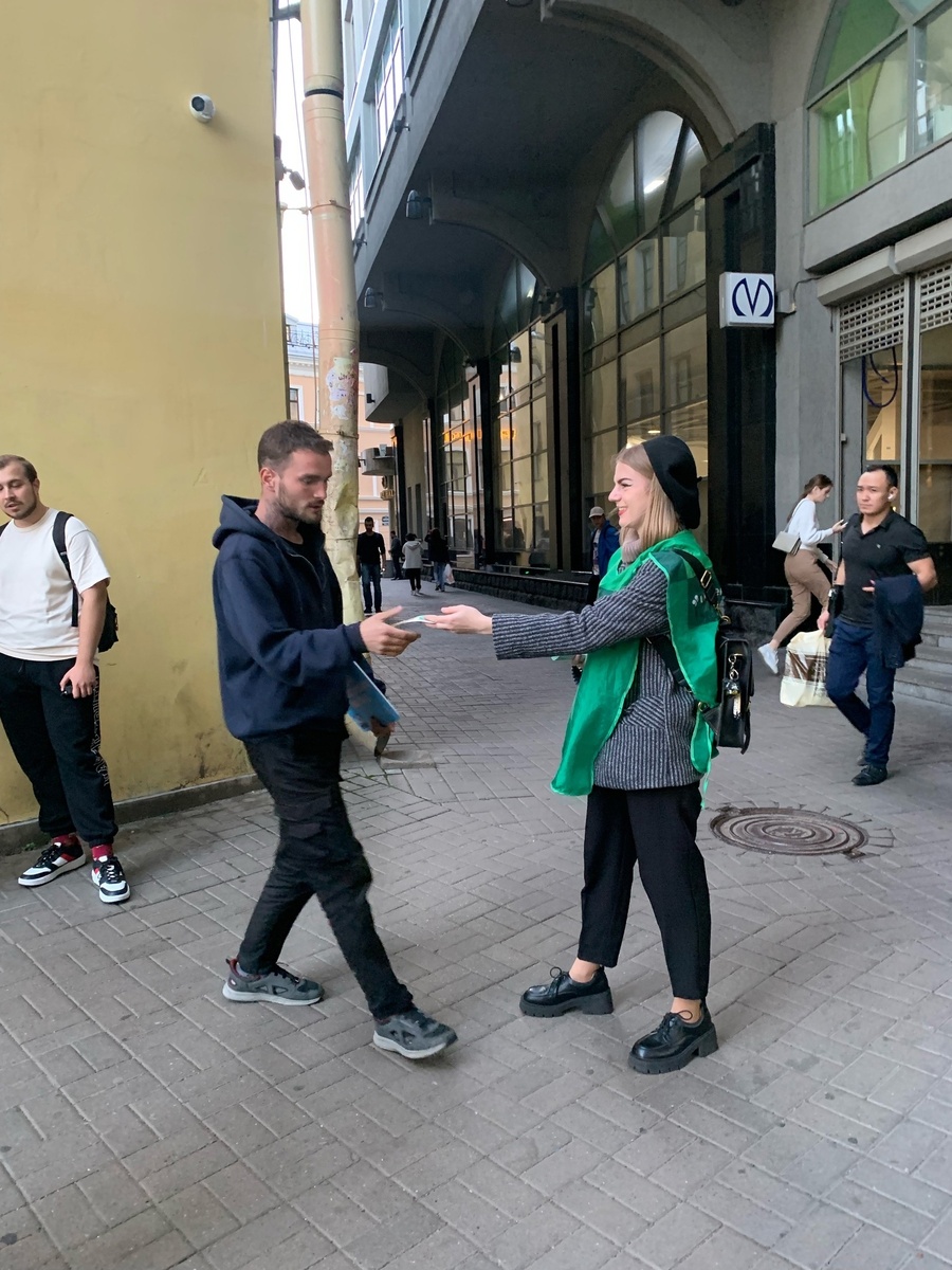 раздача листовок у метро