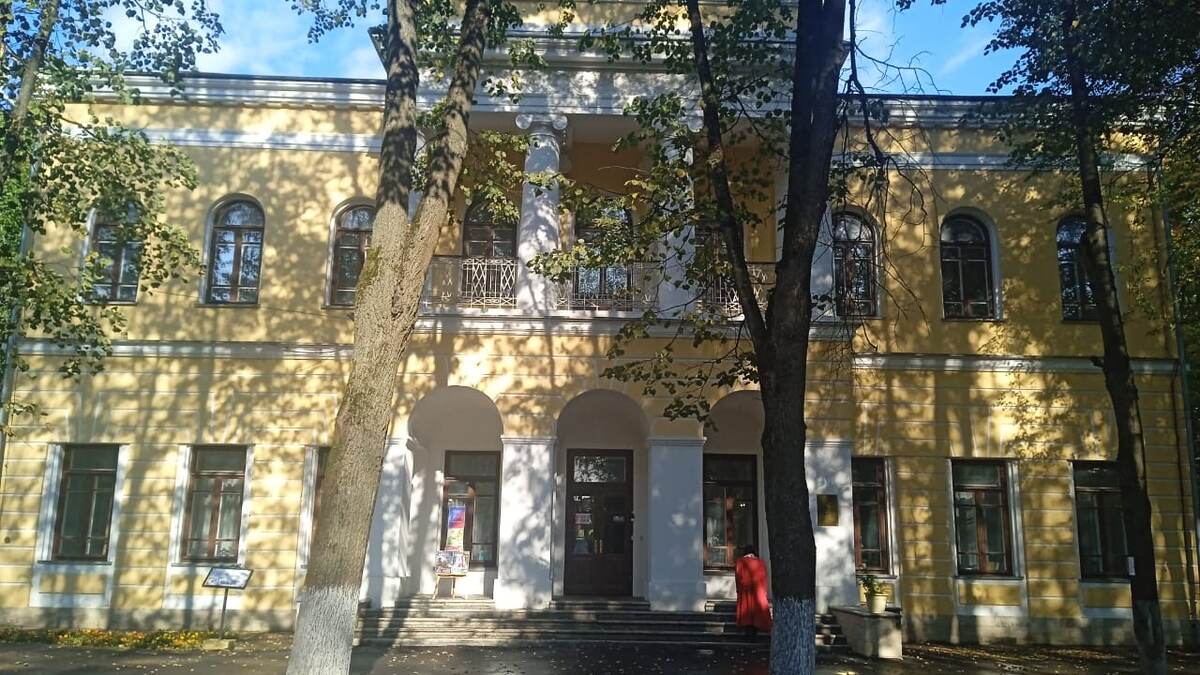 Автор гуляет у главного дома Усадьбы :)