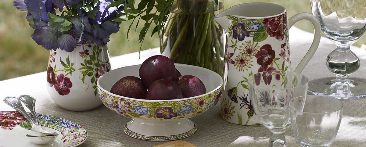 .Миллефлер — это действительно уникальное произведение искусства в мире керамики, которое перенесет вас в атмосферу весеннего сада. Коллекция, созданная талантливой Изабель де Борхгрейв в 2005 году, отличается не только своим насыщенным цветочным оформлением, но и глубоким эмоциональным содержанием, которое оно излучает.

Среди изящных цветов, таких как анютины глазки, розы и камелии, каждый предмет этой коллекции становится не просто посудой, а настоящим произведением искусства, способным украсить любой стол. Синий кант, завершающий каждую деталь, придает изделиям некую ностальгическую нотку, напоминая о традициях старинной глиняной посуды и делая их идеальными для особых случаев или повседневного использования.

Доступная в разнообразных вариантах — от сервизов для чая и кофе до декоративных предметов, коллекция Миллефлер предоставляет множество способов выразить ваш индивидуальный стиль. Она прекрасно подойдет как для угощений, так и в качестве подарка. Эти предметы помогут создавать уютную и гармоничную атмосферу на вашем столе, вызывая радостные ассоциации с весной и природной красотой.

Подобные изделия идеально сочетаются как с классическим, так и с современным интерьером, что делает коллекцию Миллефлер универсальным выбором для любого дома. Не удивительно, что она приобрела статус must-have среди любителей эстетики и изысканной посуды.