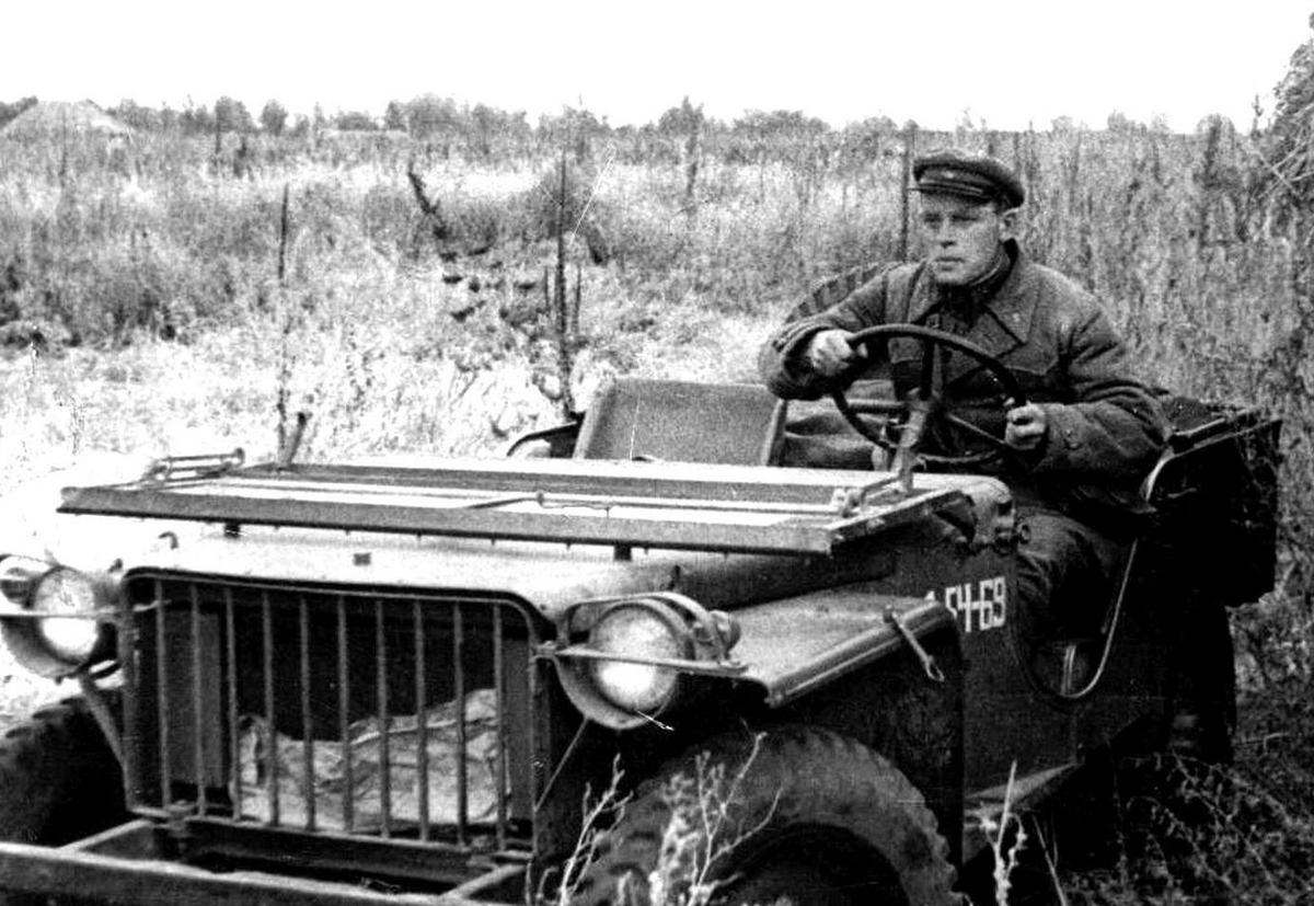 Офицер за рулем американского джипа Виллис