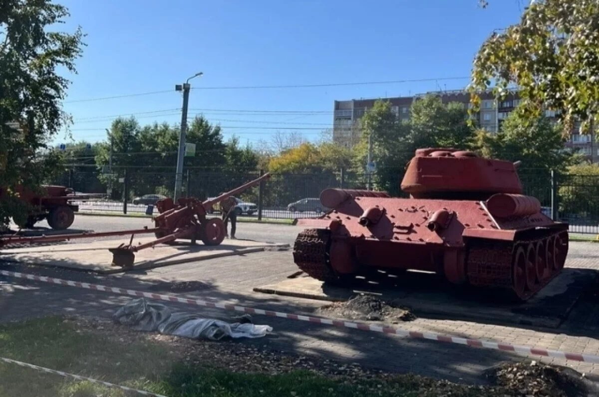    Военную технику в Саду Победы покрасят в зелёный цвет к 6 октября